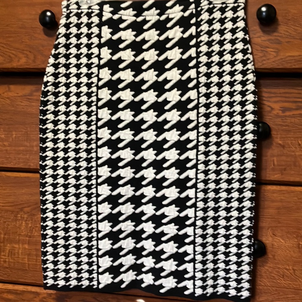 Elle Collection skirt , Size S, new with tags
